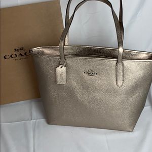 MTL XGRN LTH ZIP TOT Large Gold Tote Bag
